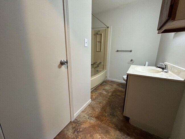 Building Photo - 1 Bedroom, 1 Bath Apartment at the Brookside Apartments!