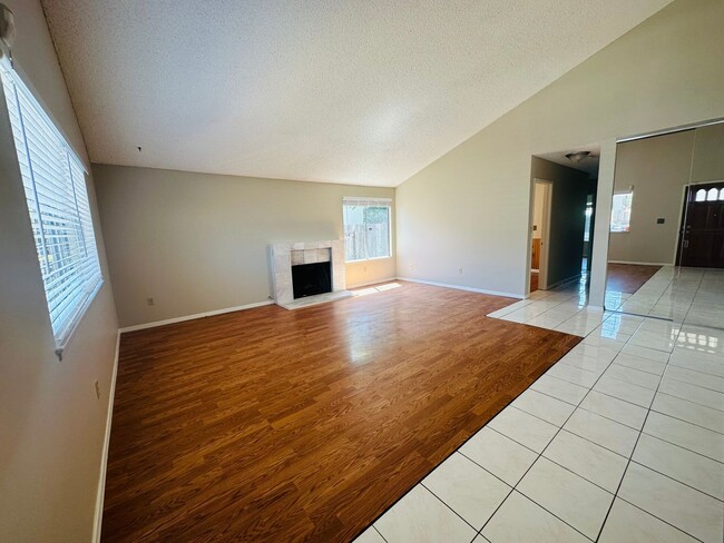 Building Photo - Spacious 3 Bedroom 2 Bath in Mira Mesa! Bi...