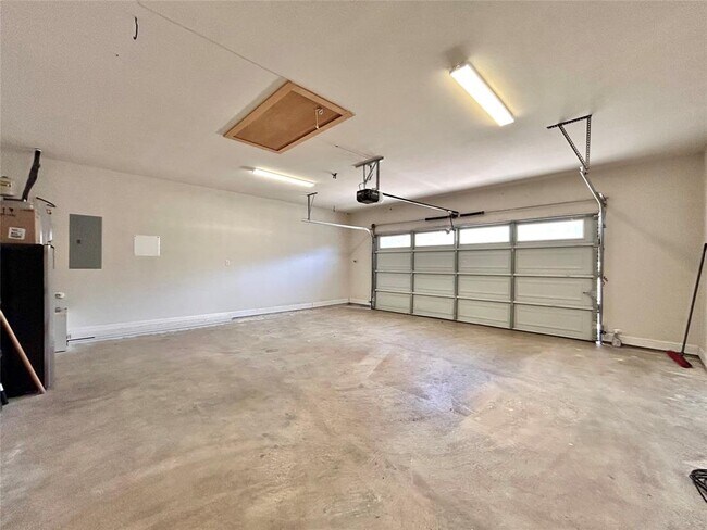 Building Photo - 2406 Newton Dr