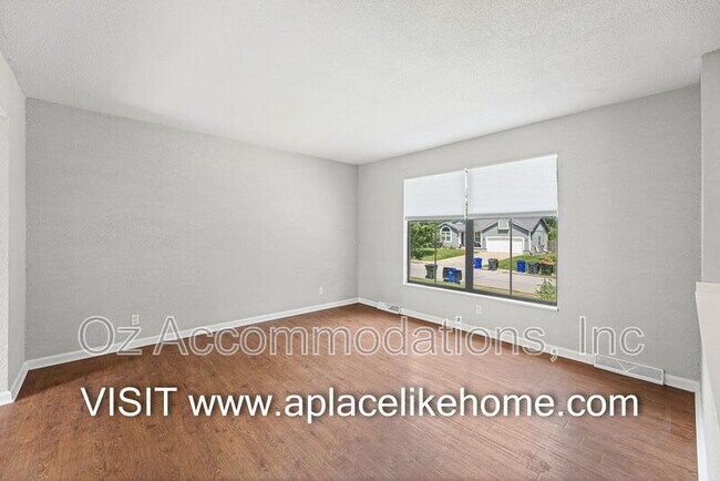 Building Photo - 1105 W Elm Terrace