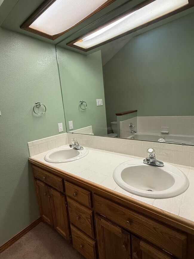 Building Photo - Beautiful 4 Bedroom Home Located in the Zi...