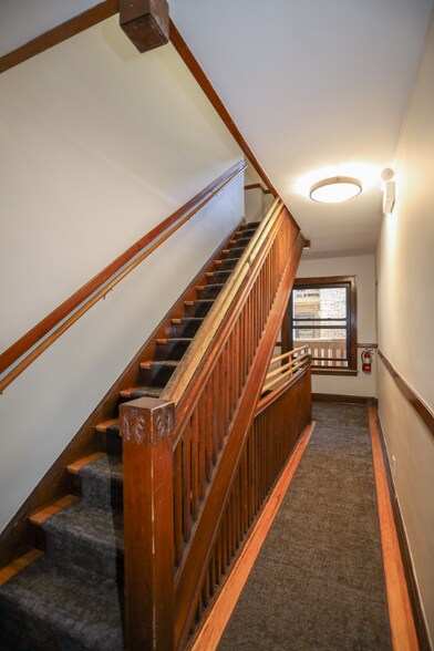 Building Photo - 2217 W Montrose Ave