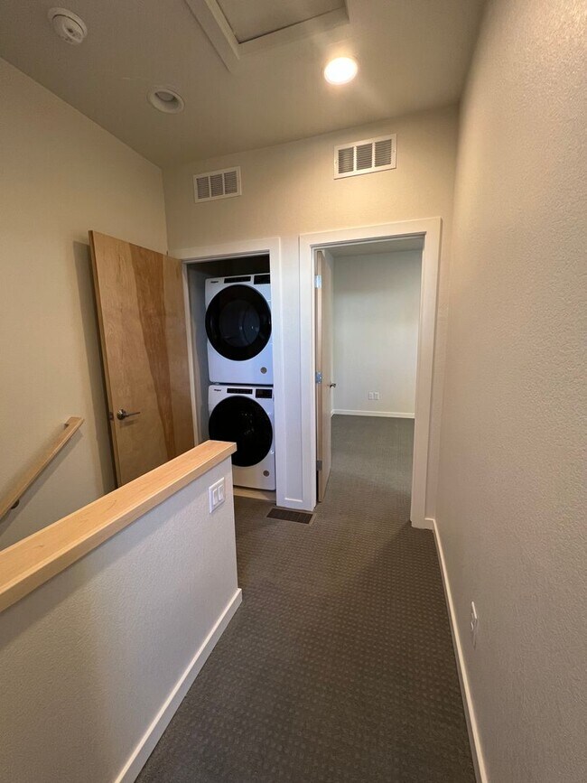 Building Photo - Modern 3B/4B Condo- Available June 10th