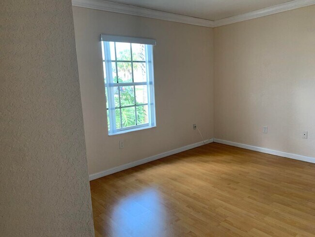 Building Photo - 5900 Azalea Cir