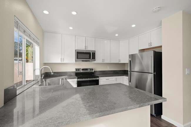 Building Photo - Spacious 4-Bedroom 2.5-Bathroom Townhome 5...