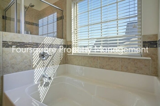 Building Photo - Spacious Single-Family Home with Open Floor Plan, Loft & Two-Car Garage – In the Popular Arrowhea...