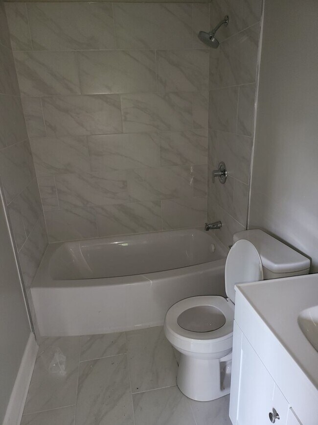 Building Photo - Remodeled 3BR home minutes from Uptown Cha...