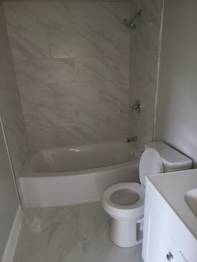 Building Photo - Remodeled 3BR home minutes from Uptown Charlotte