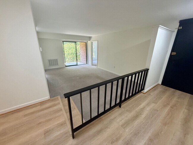 Building Photo - 2 Bedroom condo with Den in Annapolis