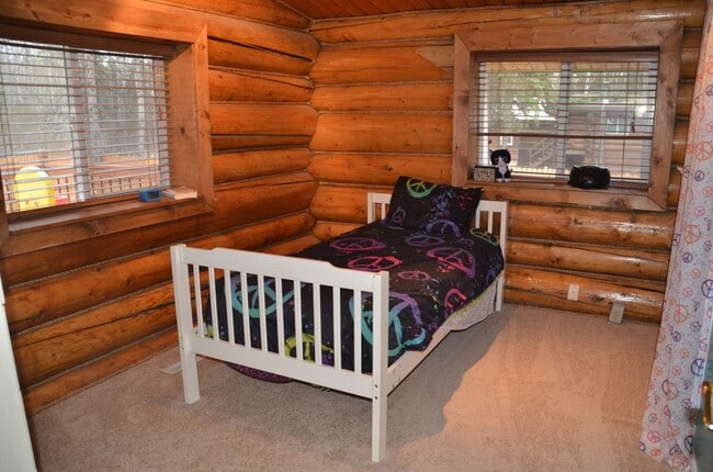 Building Photo - Beautiful 3 Bed 2 Bath Log Home with Large...