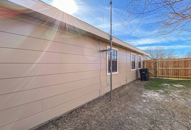 Building Photo - 2208 Shoemaker Dr