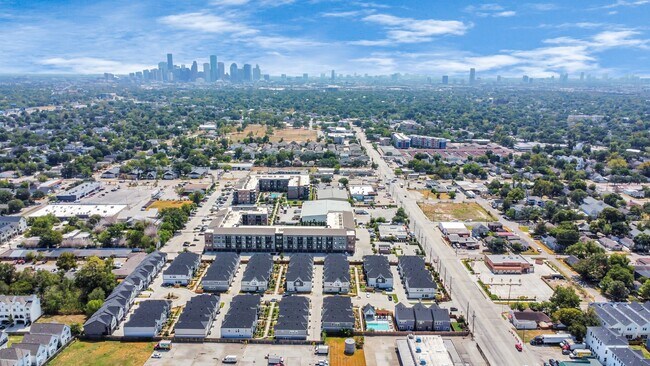 Building Photo - 728 Strawberry Pines Ct