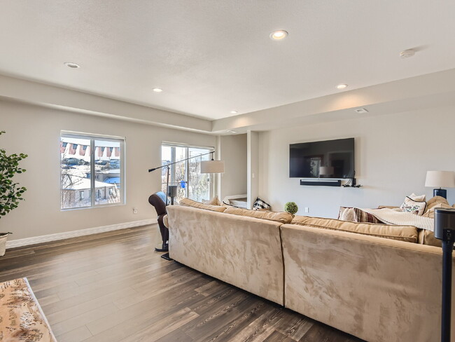 Building Photo - Castle Oaks 6 Bedroom Home With Finished Basement (Available September 7th)