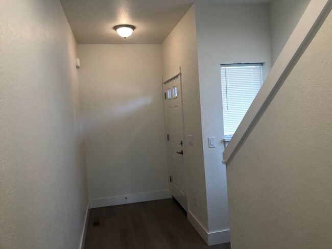 Building Photo - Newer 3 bedroom, 2.5 bath duplex in desirable neighborhood! MOVE IN SPECIAL!