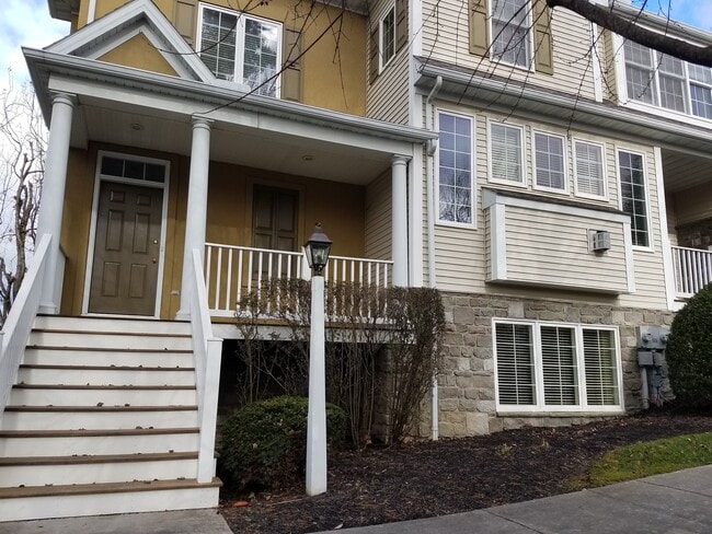 Building Photo - Beautiful Four Bedroom, 3.5 Bath Townhouse