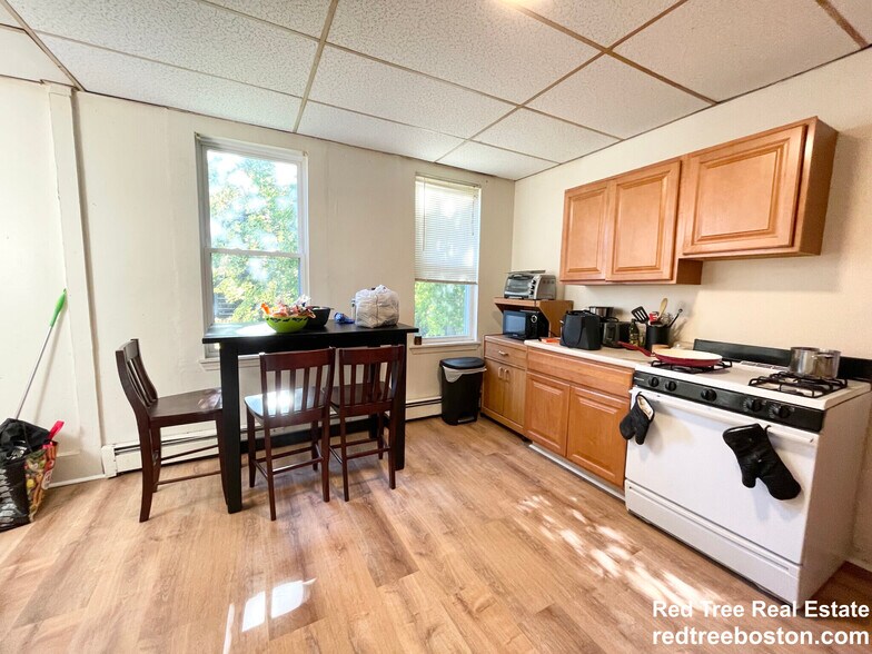 Primary Photo - 1572 Tremont St