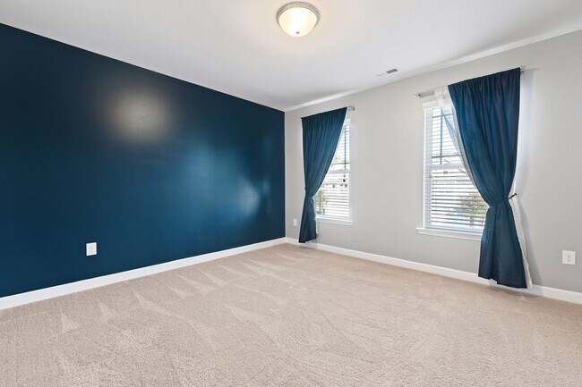Building Photo - Bright & Spacious End-Unit Townhome in Flo...