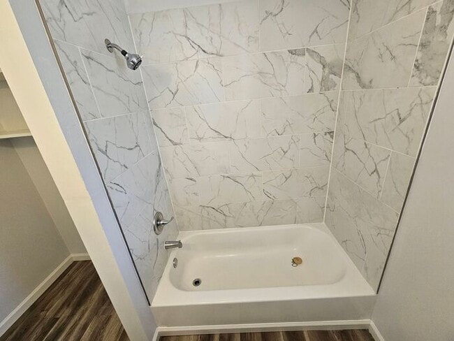 Building Photo - 2BD/1BA Unit in Newton!