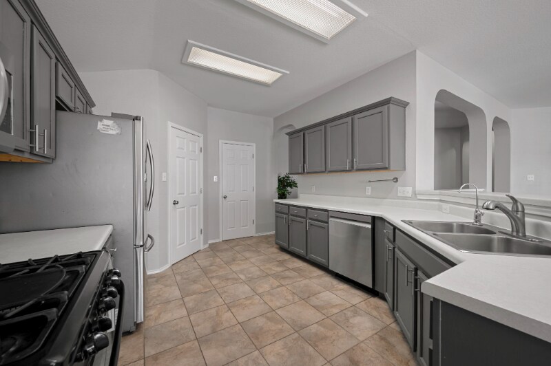 Building Photo - 1500 Lochaline Loop