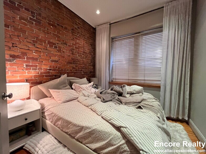 Building Photo - 17 Garrison St