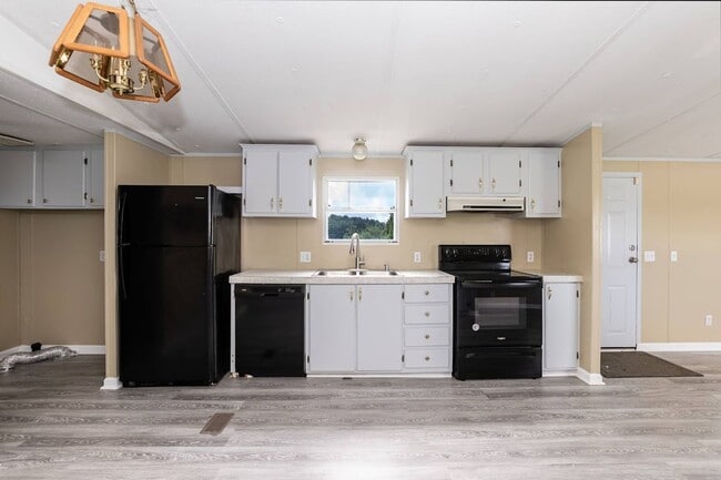 Building Photo - 2 Bed/2 Bath with Plenty of Space!