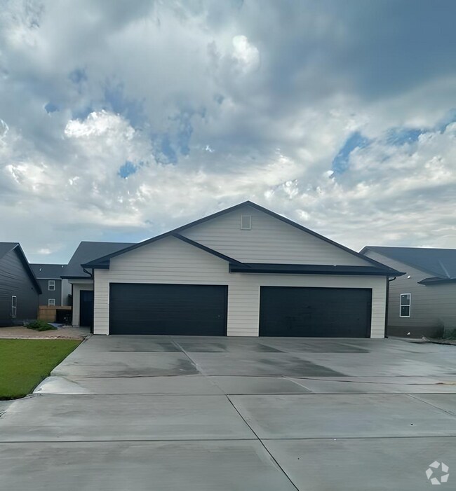Building Photo - 9208/10 E Wassall