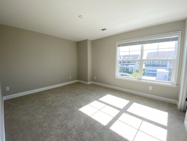 Building Photo - Malind Bluff, Five Bedroom Home!