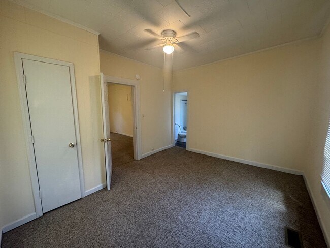 Building Photo - 622 Woodlawn Ave