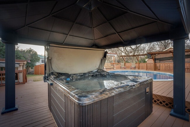 Building Photo - 7809 Claremont Dr