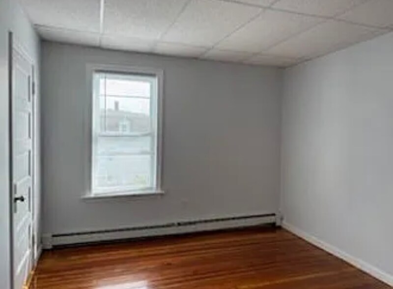 Building Photo - 202 Pine St