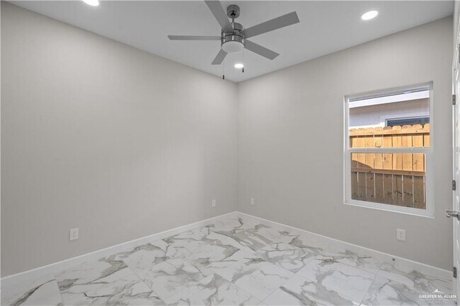 Building Photo - 405 N Onyx Ave