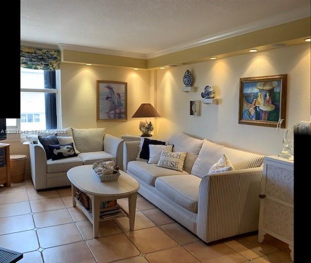 Building Photo - 2555 Collins Ave