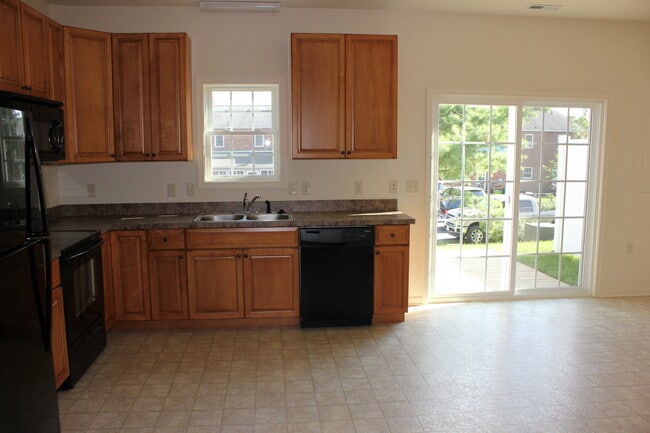 Building Photo - 3 Bedroom, 2.5 Bath Two Level Townhouse
