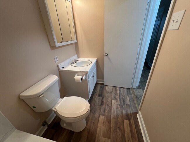 Building Photo - 3 Bedroom 1.5 Bathroom House for rent