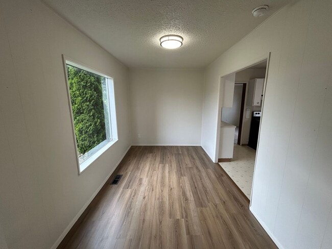 Building Photo - Great 3 bedroom 1.75 bath House in Tacoma with large backyard!