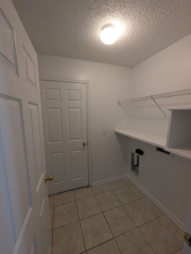 Building Photo - Great 4 Bedroom 2 Bath home in Heritage Park