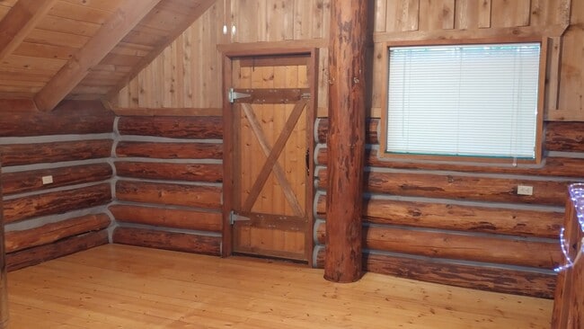 Building Photo - Rustic Log Home In the Woods!