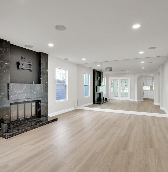Building Photo - 8103 Valley Flores Dr