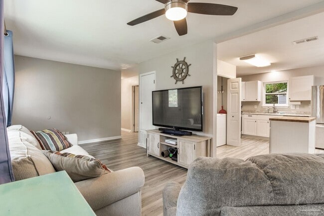 Building Photo - 520 Selina St