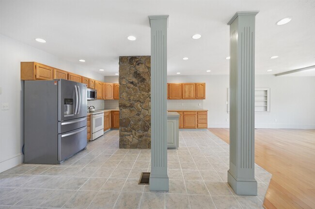 Building Photo - 564 Main St