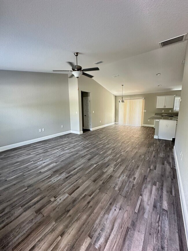 Building Photo - Silver Springs Shores