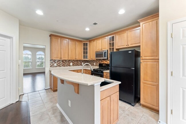Building Photo - Commuter's Dream! Stylish 3-Bedroom Condo ...