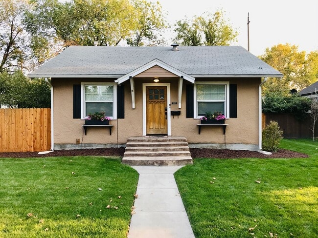 Primary Photo - North End Beauty with Bonus Space & Garage!