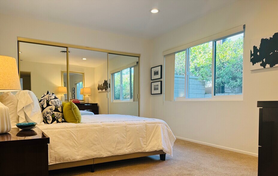 Building Photo - 1486 E Palm Tree Dr