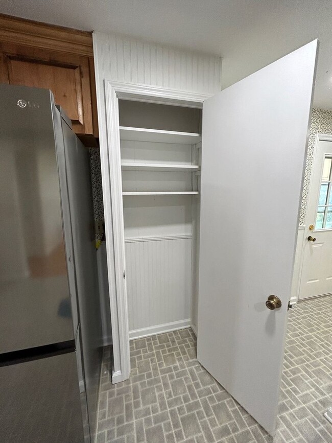 Building Photo - Weaverville - Clean and Tidy! Home Office,...