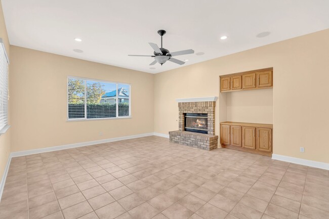 Building Photo - Gorgeous Single Story Home with a Sparklin...