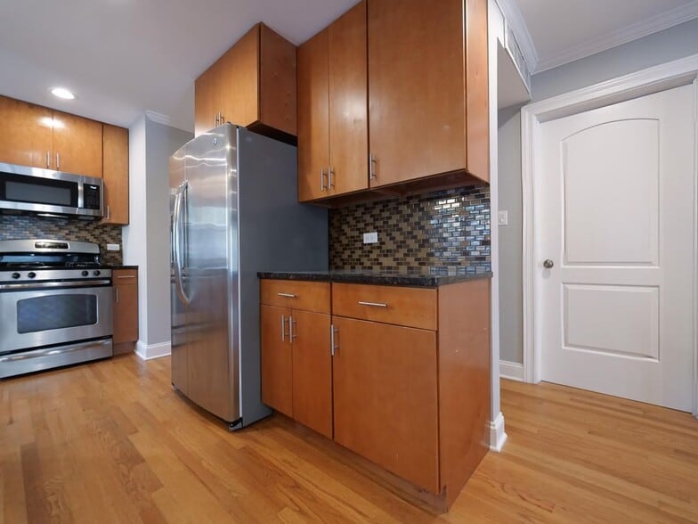 Building Photo - 6821 N Wolcott Ave