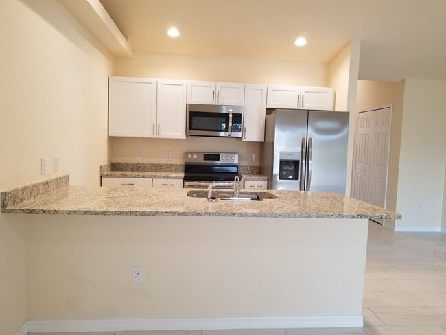 Building Photo - 3 Bedroom 2 Bath 1 Car Garage Waterfront D...