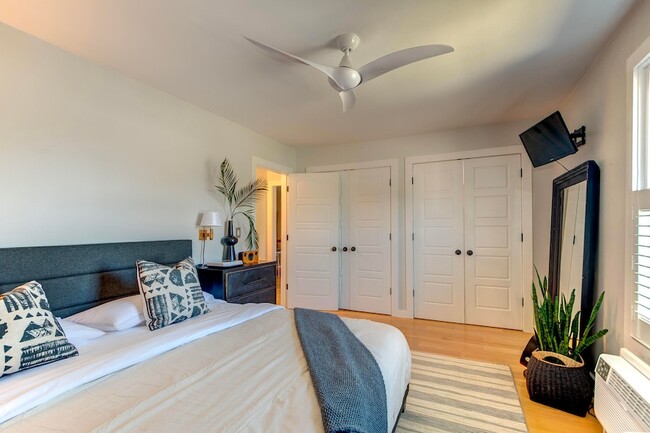 Building Photo - 2057 Middle St