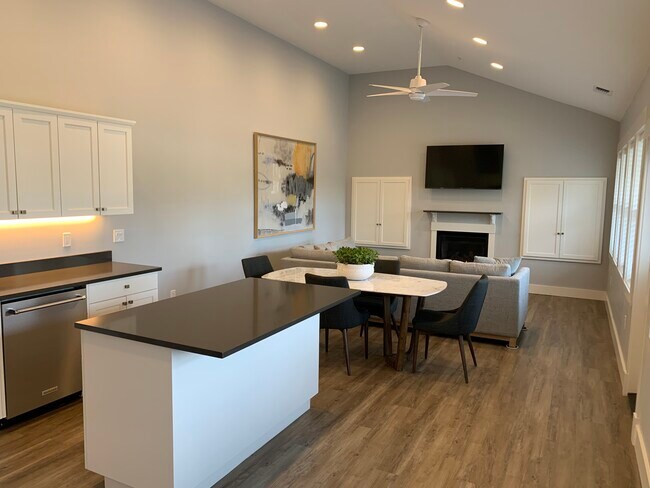 Island/Dining/Living - 16524 Boones Ferry Rd